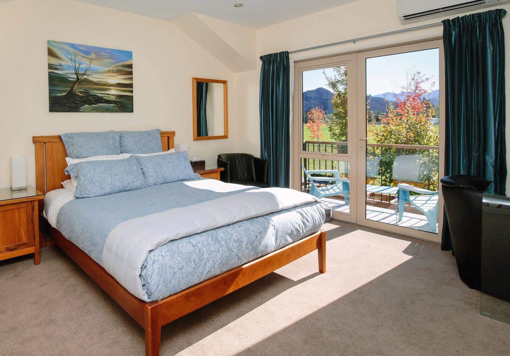 Maple Lodge Luxury Bed & Breakfast Albert Town Exterior foto